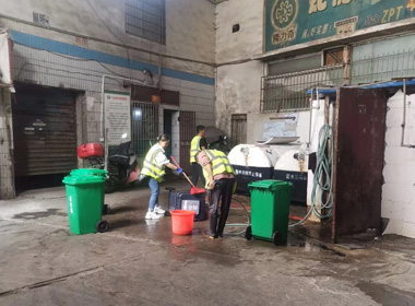 保洁员在农贸市场清洗垃圾桶